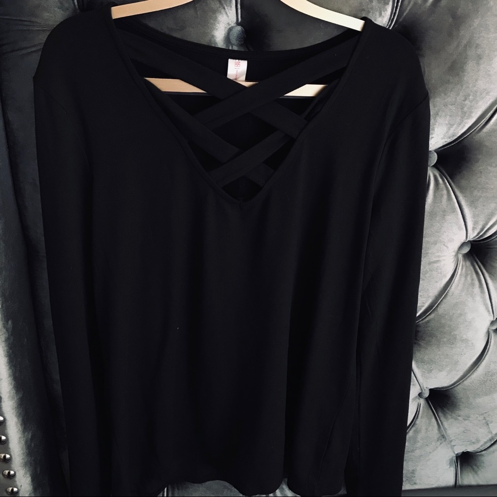 NWOT No Boundaries Lattice V-Neck Long Sleeve